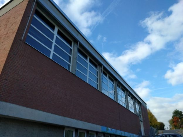 Außenjalousien an Turnhalle für störungsfreie Tischtennisspiele