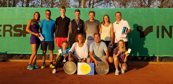 Meister und Vizemeister 2019 - Gruppenbild mit allen Meistern und Vizemeistern. Oben von links nach rechts: Jana Schultheiß, Uwe Schultheiß, Jannik Zürner, Felix Reisch, Daniel Schütz, Andrea Melzer, Ivan Savidfoluschi; unten von links nach rechts: Freya Henninger, Silke Hoferichter, Benjamin Schütz, Romy Henninger