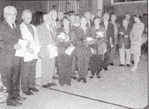 Unseren geehrten Mitglieder (von links Fritz Jordan, Wilfried Sattler, Helmut Porlein, Donat Pfeiffer, Helga Porlein, Georg Thüroff, Rosita Pfeiffer, Gisela Thüroff, Andreas Kramer, Margot Kramer, Oskar Häring und Hans Daum) zusammen mit Herrn von Pierer (Vors. des mittelfränkischen Tennisverbandes) 1. Bürgermeister Lothar Birkfeld, Landrätin Pauli, Kreisvorsitzender des BLSV Herr Blank, Altlandrat Dr. Dietrich Sommerschuh sowie unser 1.Vorstand Georg Hegendörfer