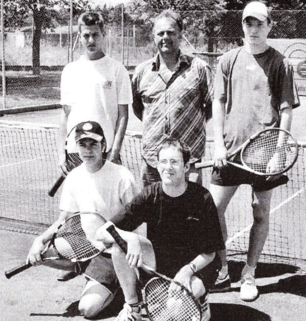 Das Bild zeigt die sehr erfolgreichen Tennis-Junioren mit ihrem Leiter Reinhard Schütz und den zur Zeit wohl erfolgreichsten Sportler des SVG Benjamin Schütz (hinten links). Er hat von 23 Spielen, 23 mal gewonnen !!