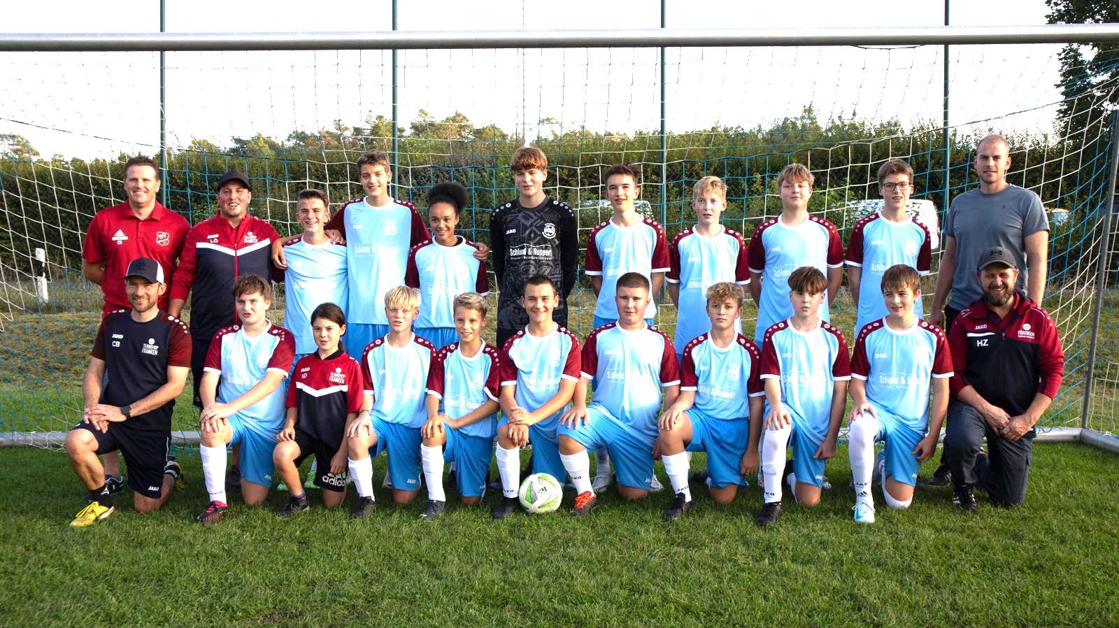 Mit neuen Trikots & neuen Aufwärmshirts startet unsere C-Jugend in die neue Saison