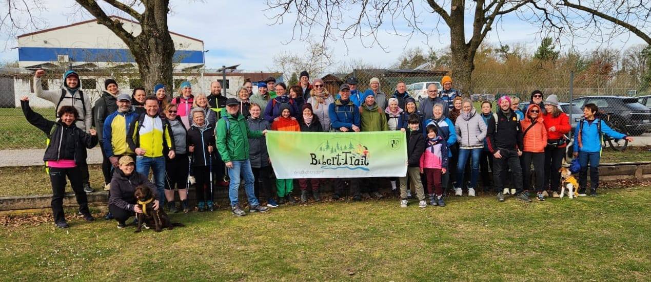 Wanderbegeisterte auf den Spuren des Bibert-Trails